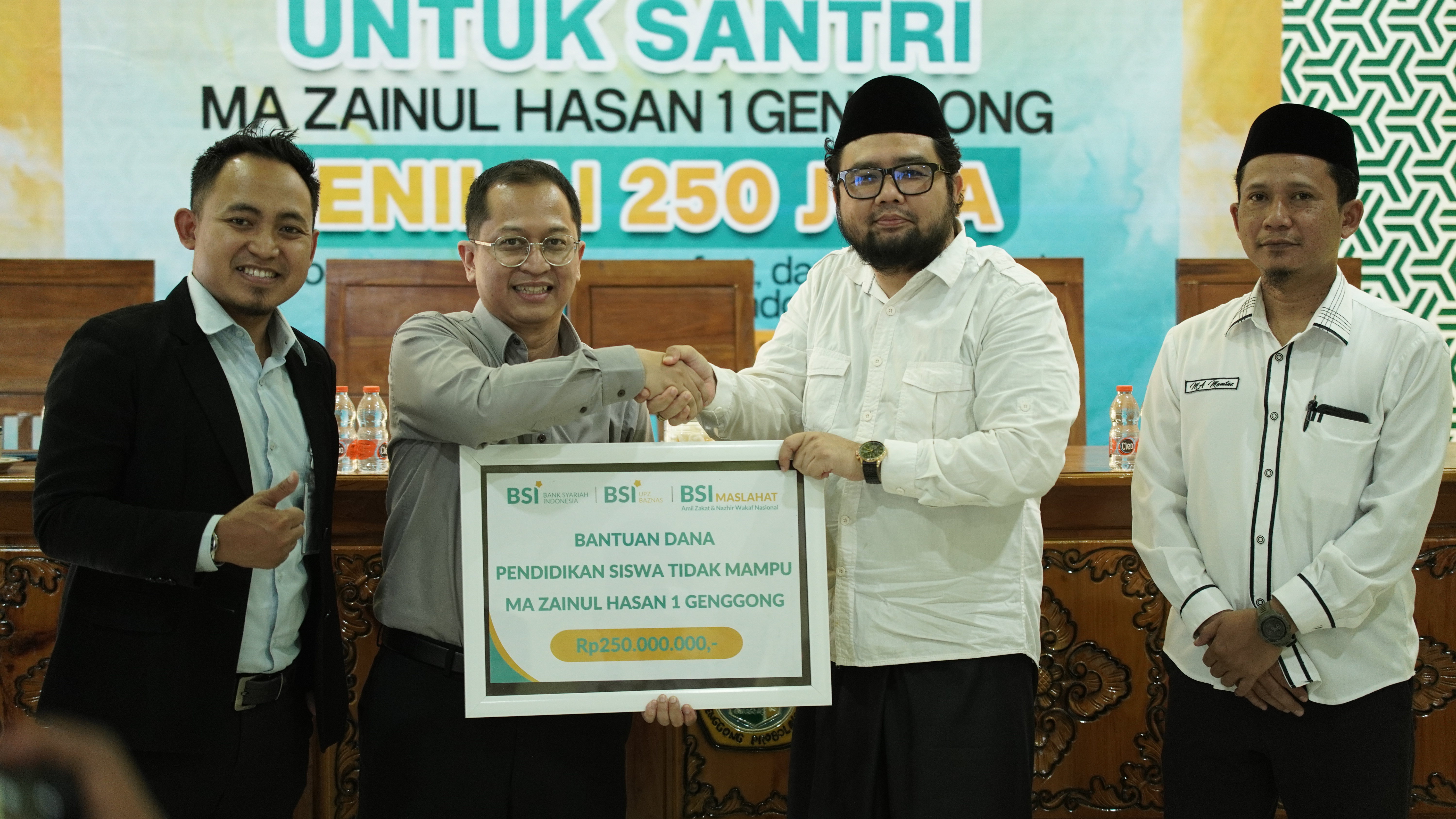 BSI dan BSI Maslahat Salurkan Beasiswa Rp250 Juta untuk Santri MA Zaha 1 Genggong